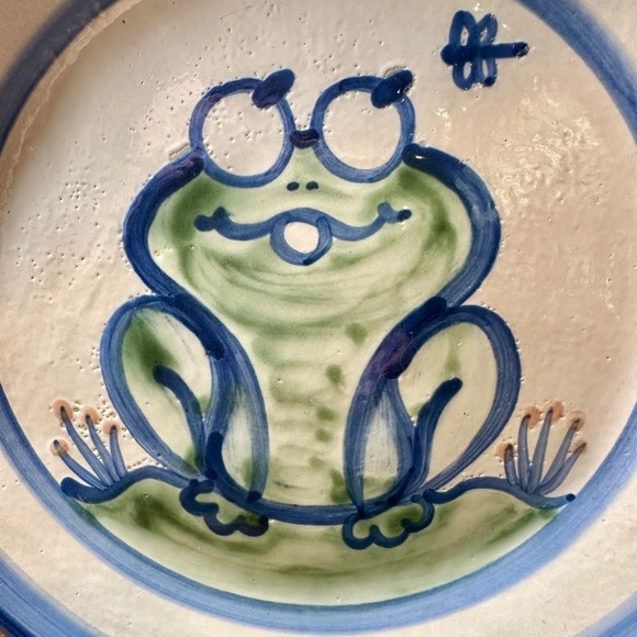 M.A. HADLEY POTTERY, GREEN FROG, DINNER PLATE. HAND-PAINTED FROG. - Picture 2 of 6